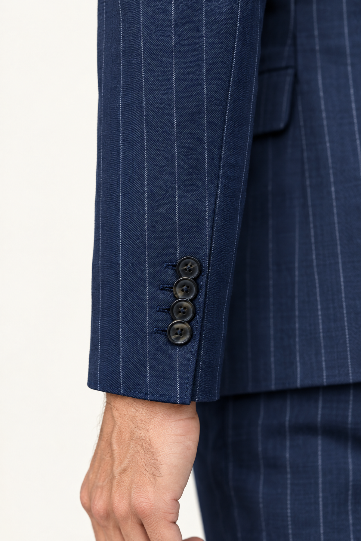 Tuscany Navy Blue Banda Suit — mouwafwerking met kissing buttons