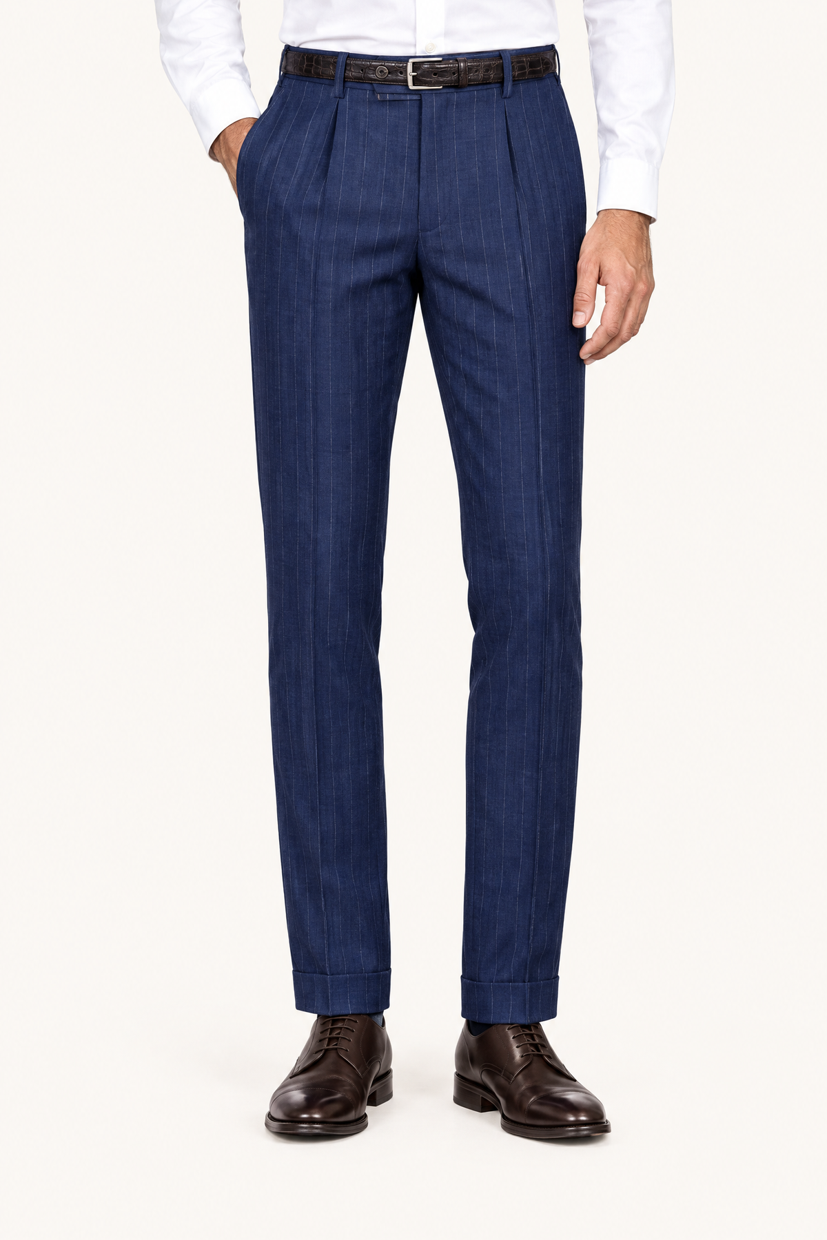 Tuscany Navy Blue Banda Suit — pantalon op model, vooraanzicht
