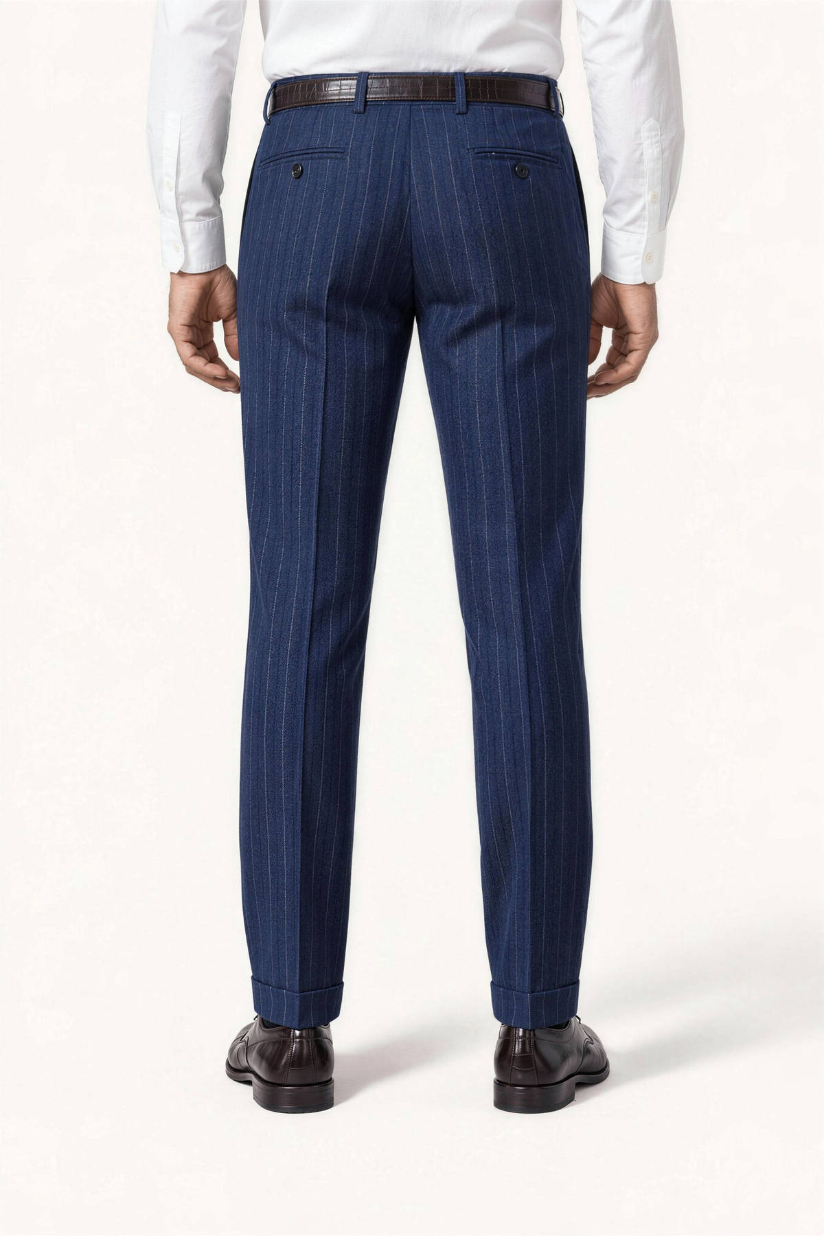 Tuscany Navy Blue Banda Suit — pantalon op model, achteraanzicht
