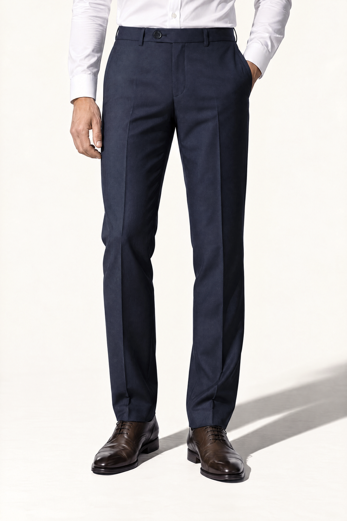 Tuscany Dark Blue Suit — pantalon op model, vooraanzicht