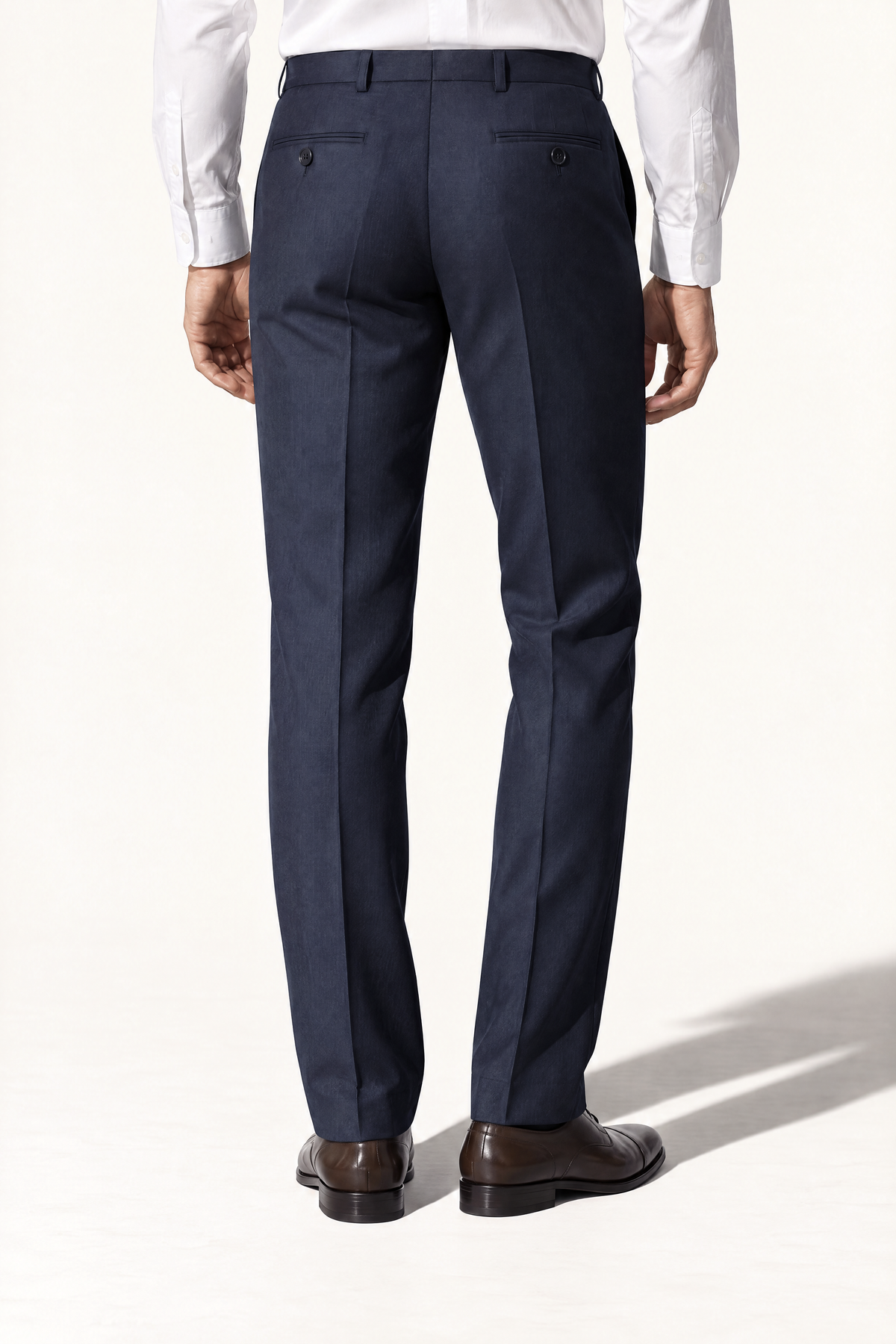 Tuscany Dark Blue Suit — pantalon op model, achteraanzicht