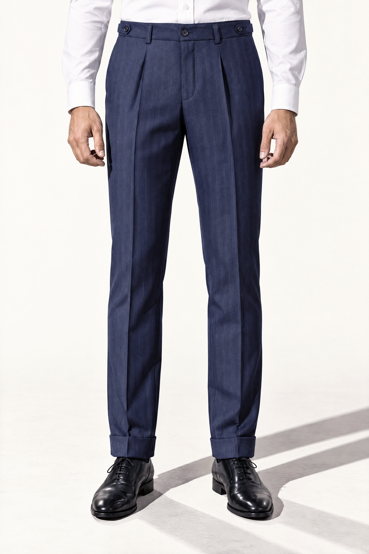 Tuscany DB Dark Blue Banda Suit — pantalon op model, vooraanzicht