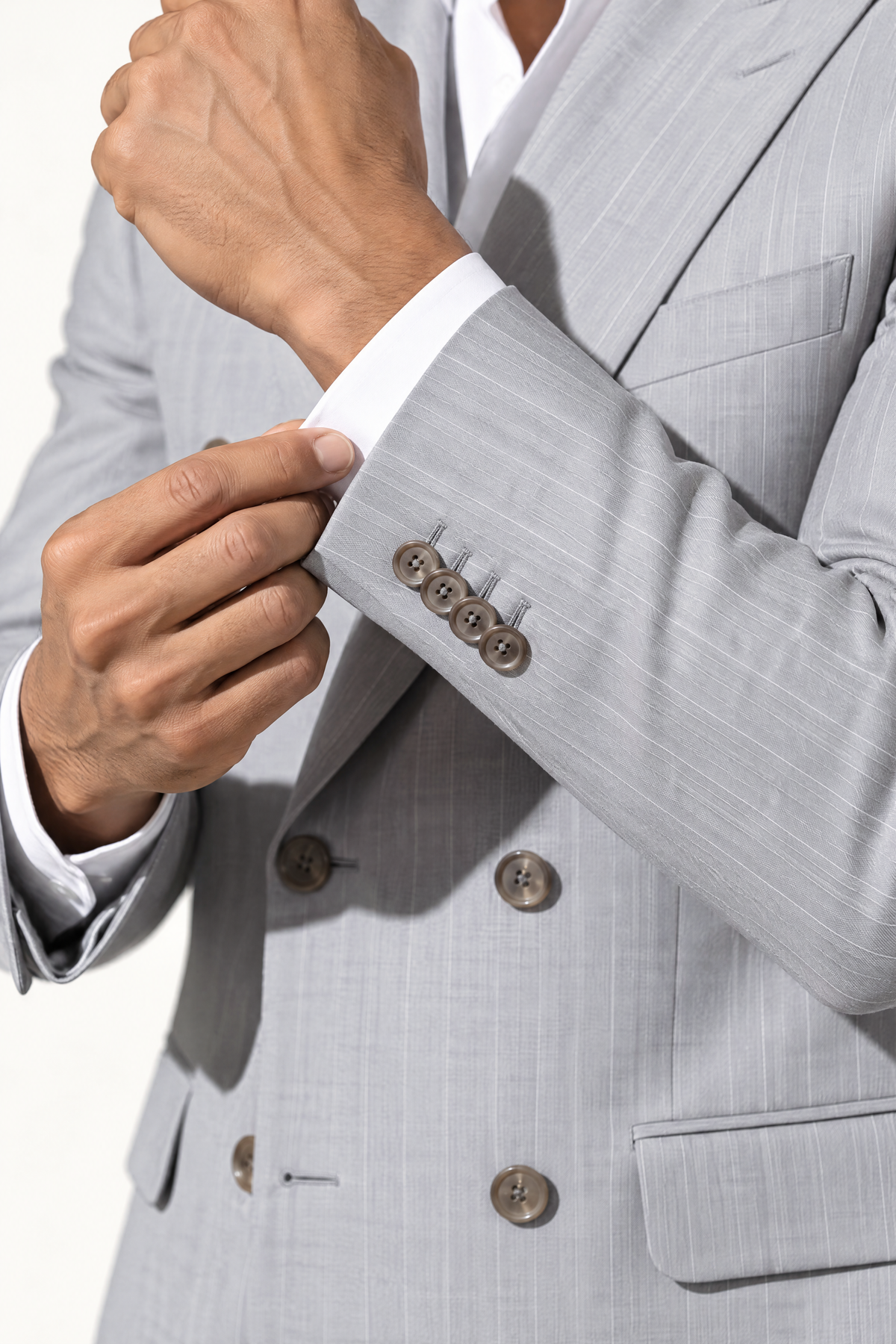 Tuscany DB Grigio Suit — mouwafwerking met kissing buttons