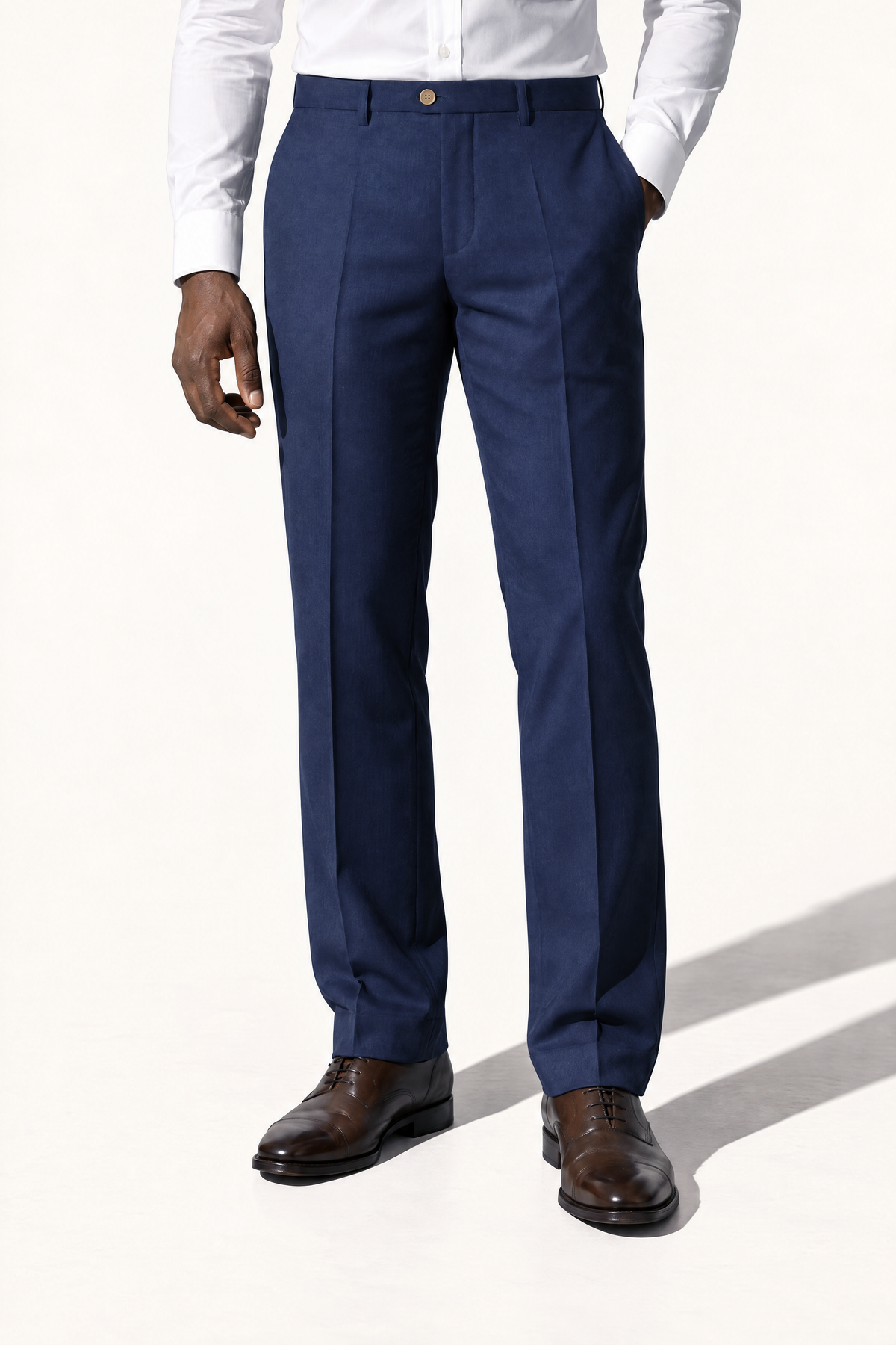 Tuscany Marine Blue Suit — pantalon op model, vooraanzicht