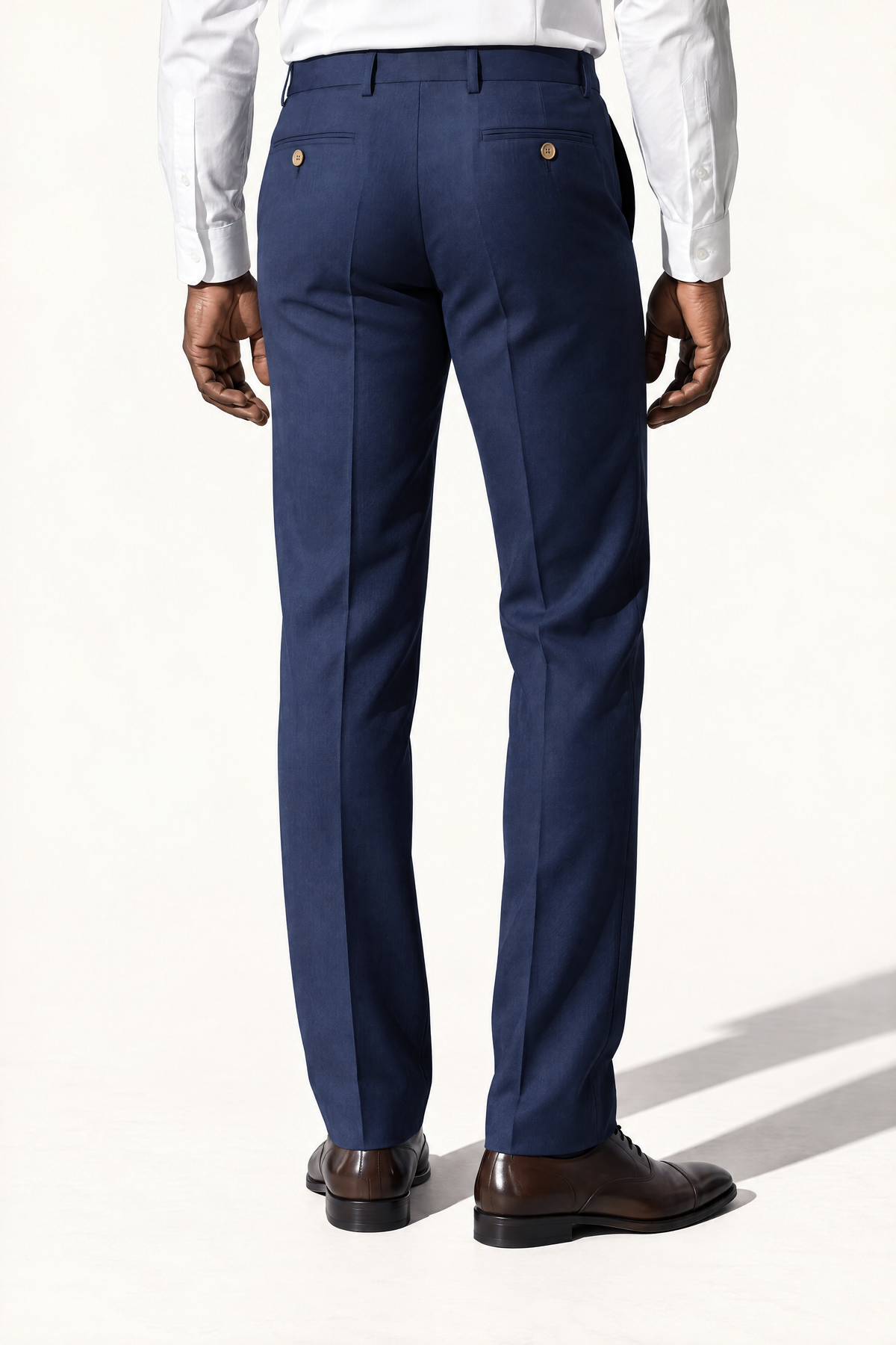 Tuscany Marine Blue Suit — pantalon op model, achteraanzicht