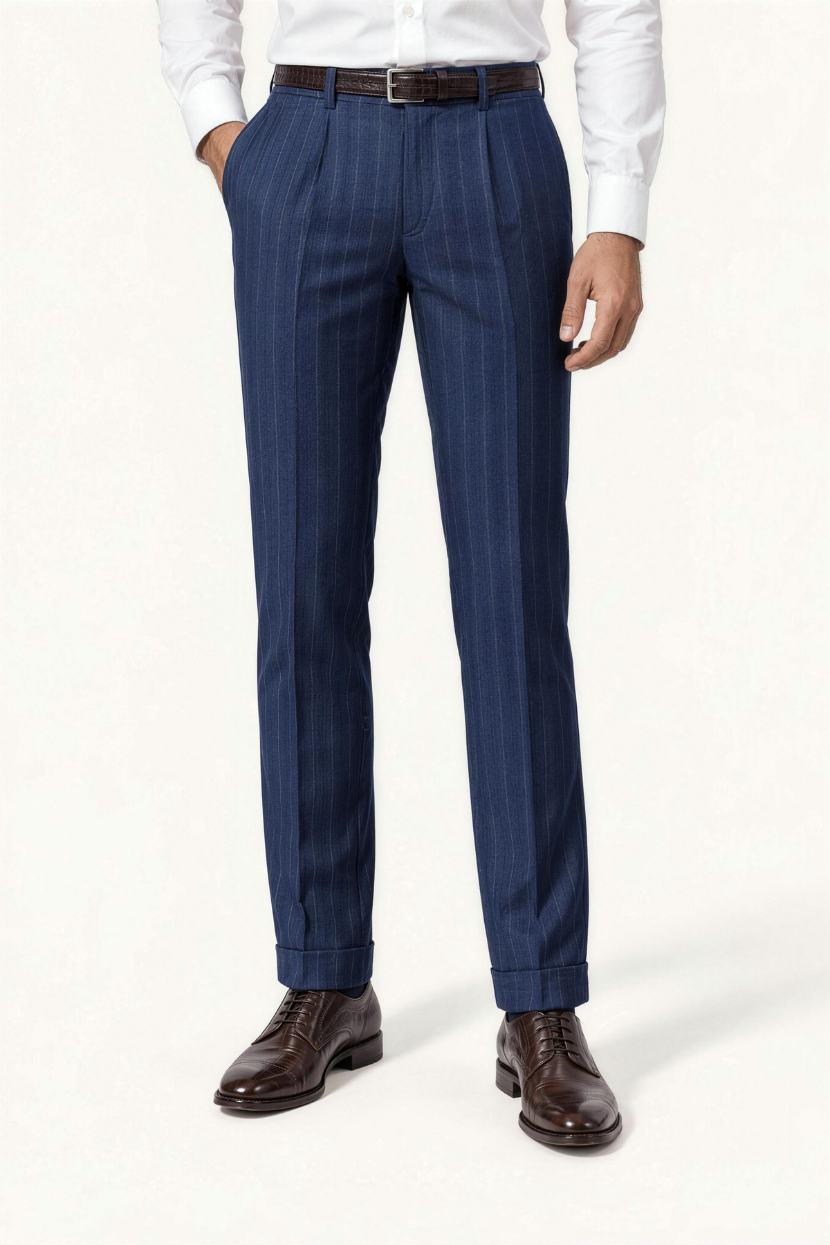 Tuscany Navy Blue Banda Suit — pantalon op model, vooraanzicht