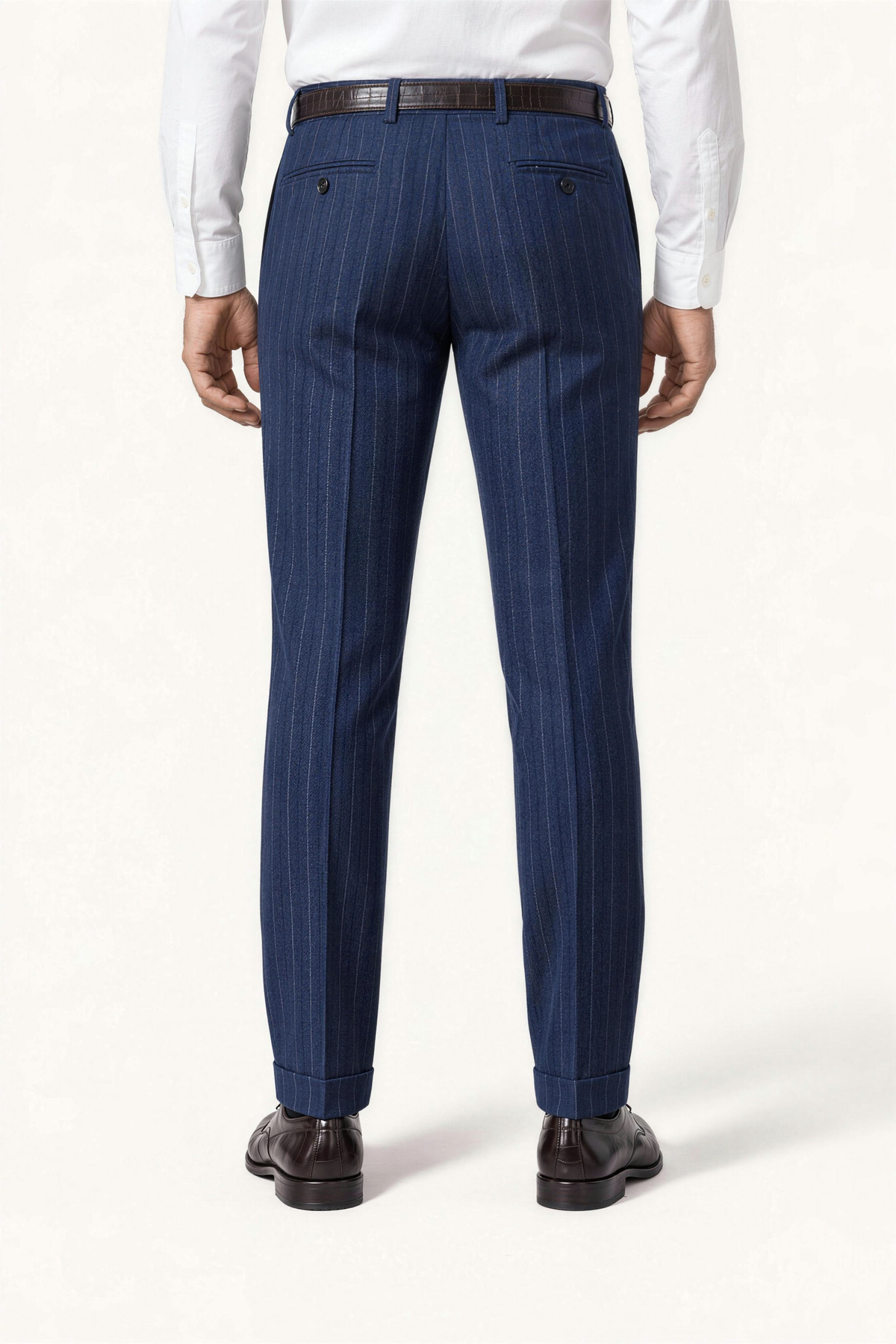 Tuscany Navy Blue Banda Suit — pantalon op model, achteraanzicht